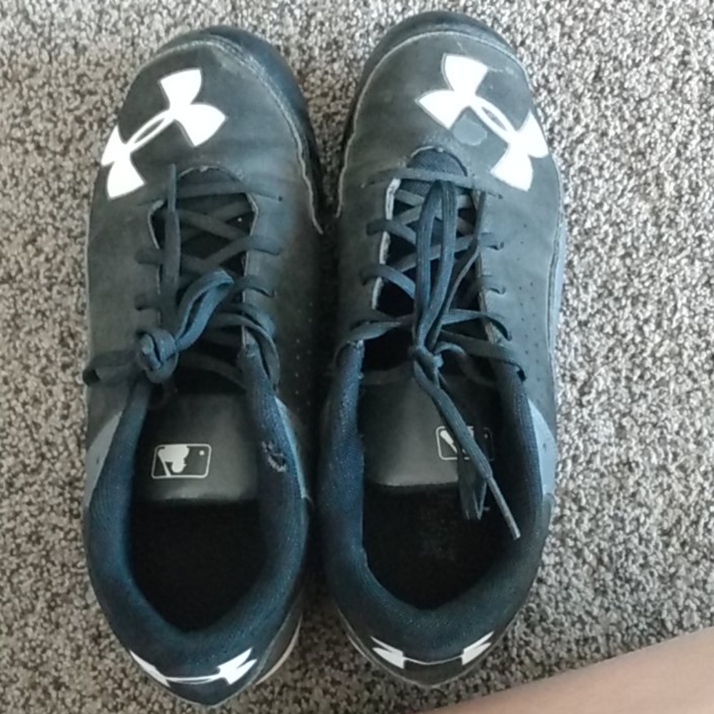 Under armor black softball shoes